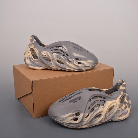 Yeezy Foam Runner Grey Clogs - Picture 5 of 9